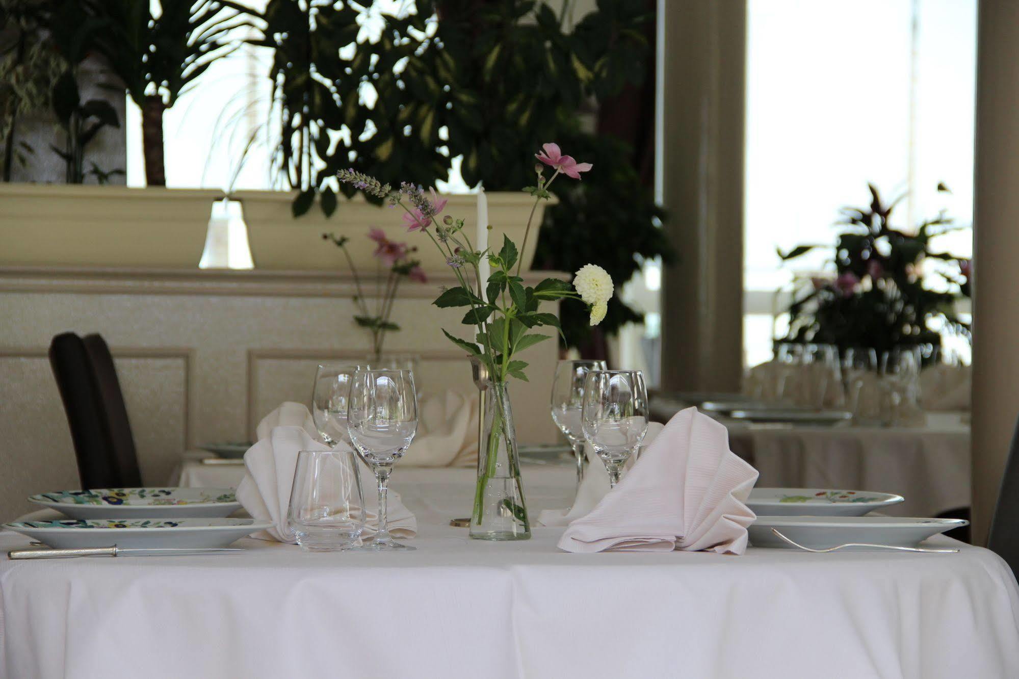 Saint-Hilaire-du-Harcouët Brit Hotel Le Cygne מראה חיצוני תמונה